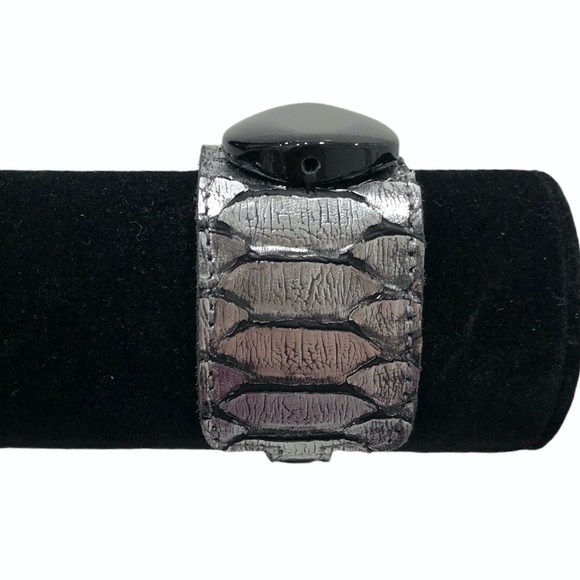 HEATHER HAWKINS SILVER CROCODILE LEATHER BRACELET WITH BLACK STONE - Picture 6 of 16